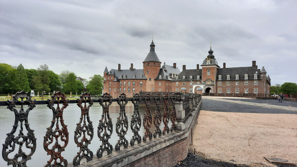 Zufahrt zum Wasserschloss Anholt  - Besichtigungen des Gartens und des Schlosses zu Fuß, ausgewiesene Parkplätze vorhanden