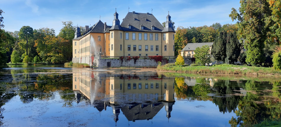 Die schönsten Gärten und Schlösser am Niederrhein hier im Bild Schloss Dyk bei Jüchen