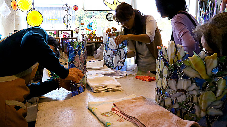 ルヴェール工房スクール作品は、単なる学習成果にとどまらず「技術を追及した芸術作品」として完成しています。ガラスのカット、ケイム組み、ハンダ付けなど基礎から応用までを徹底的に学び、生徒自身の表現力を磨き上げた結果が一枚のステンドグラスパネルに結実します。ここに紹介する作品は、学びと創造の両輪で育まれた本格的なアートです。