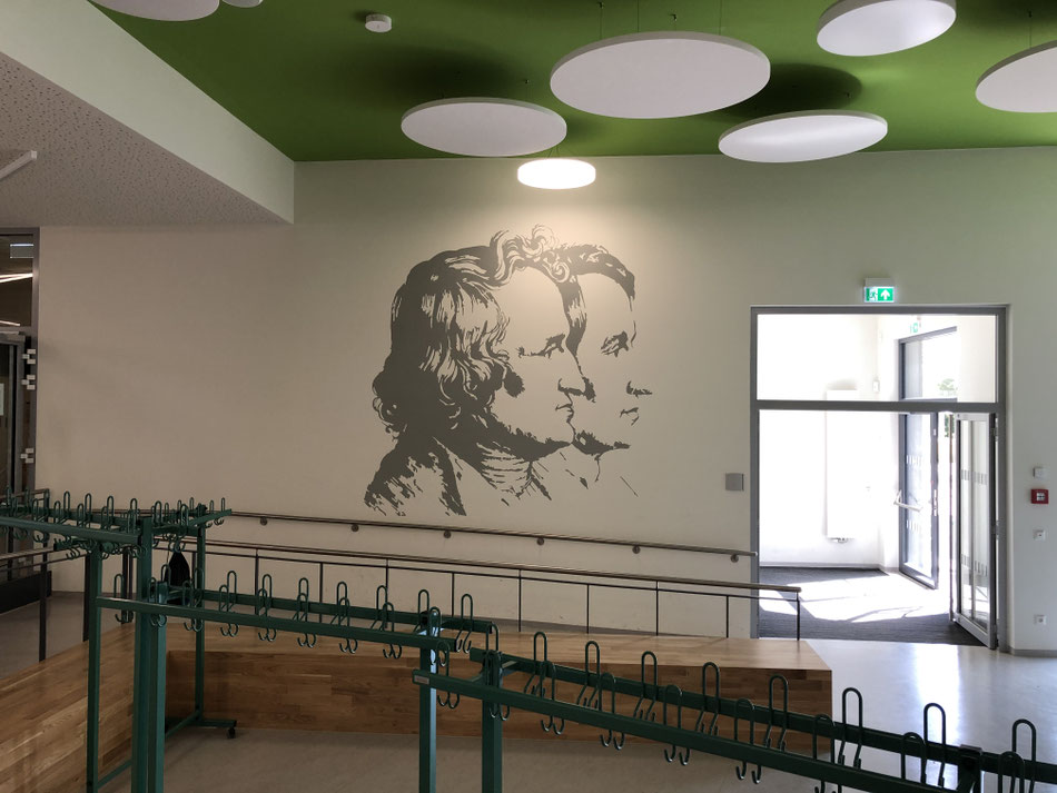 Wandmalerei Graffiti Airbrush Bilder im Innenraum Schulmensa in Brandenburg bei Berlin Auftragsgraffiti durch professionelle Malerei