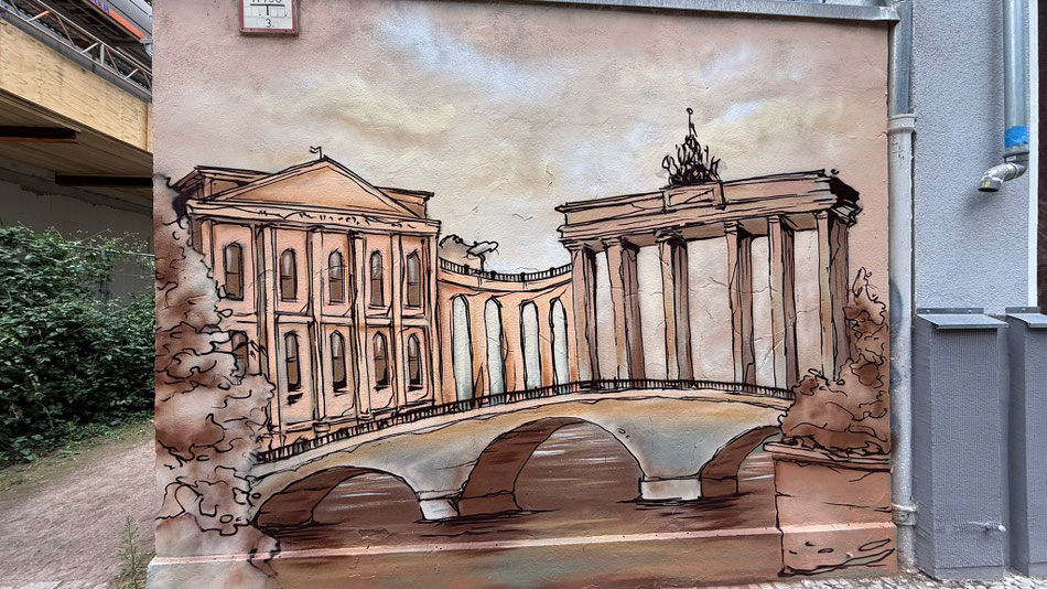 Fassadengestaltung in Berlin-Charlottenburg Ein Stromkasten, bemalt mit Fernsehturm und Berliner Dom im Sepia-Stil. Appolloart bietet diesen künstlerischen Vandalismusschutz bundesweit an.