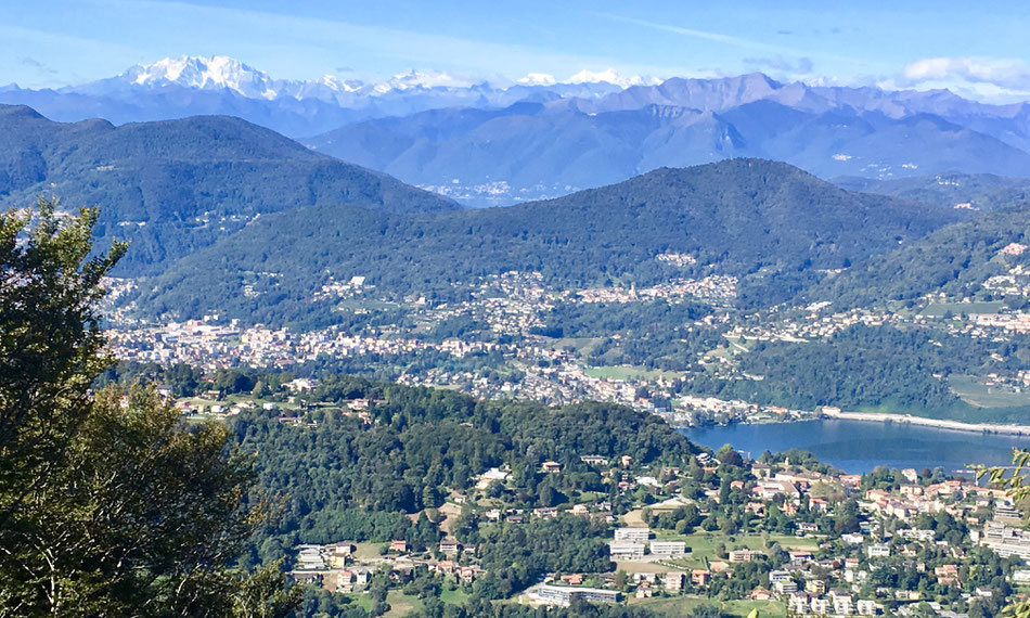 Blick vom Monte San Salvatore gegen die Walliser Alpen