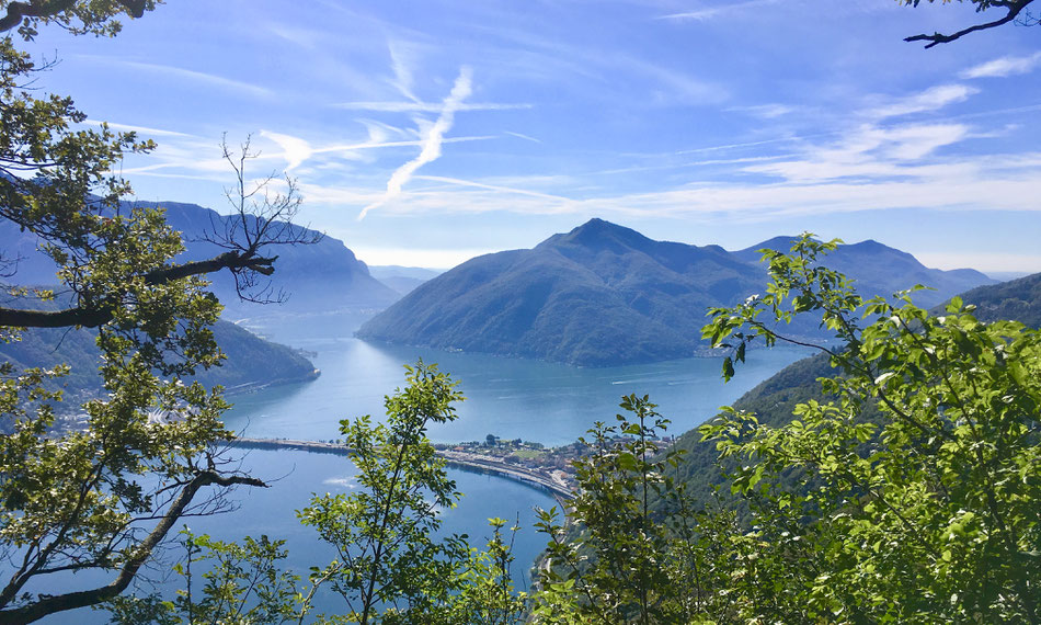 Luganersee mit dem Damm von Melide