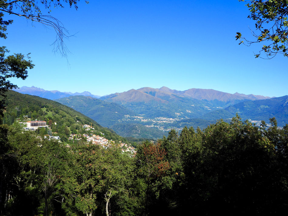 Im Vordergrund links Cademario, hinten Tesserete und der Monte Bar