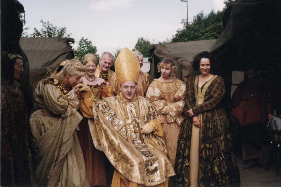 Louis Flamel (Smiling Bishop) während einer Drehpause zu dem Film  DAS WUNDER VON MACON von Peter Greenaway, Troisdorf, 28. Juli 1992  