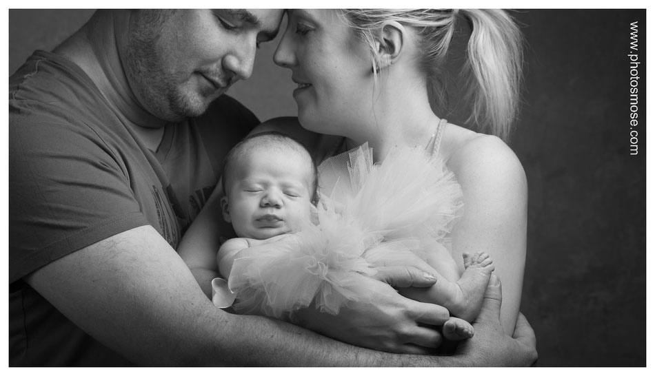 Portrait de famille avec Nouveau Né en Noir en Blanc à Moulins chez Phot'Osmose
