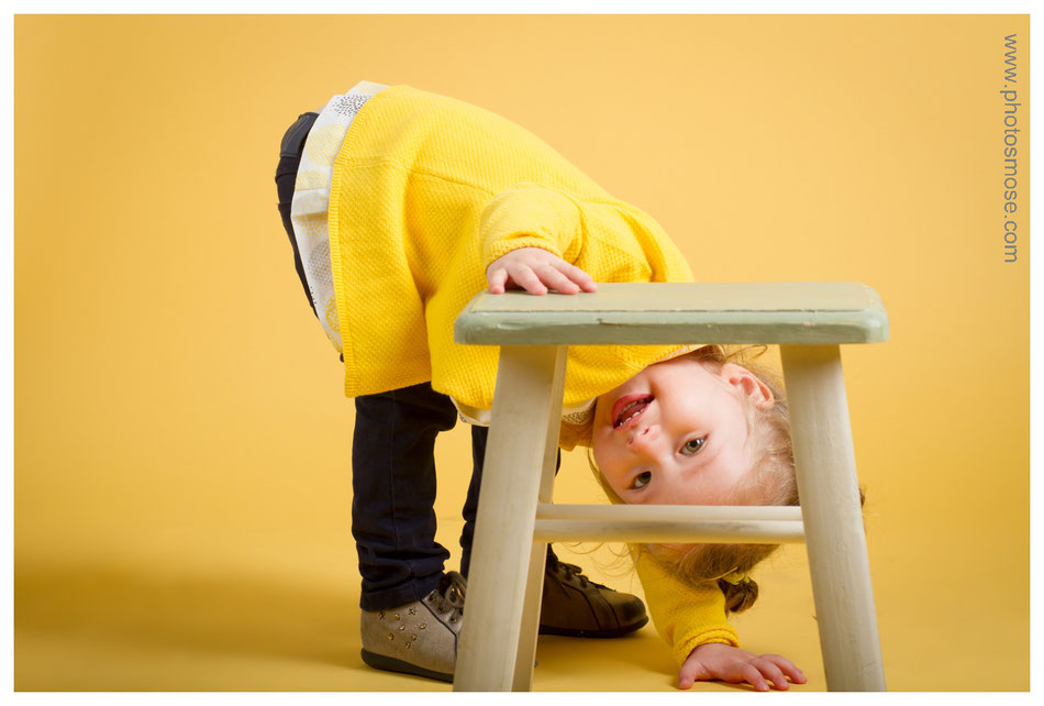 Photos d'enfant sur fond jaune chez Phot'Osmose - Moulins