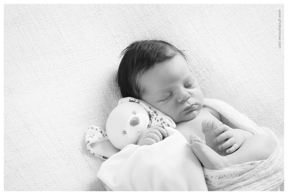 Photo nourrisson avec doudou lapin en noir et blanc Phot'Osmose Moulins