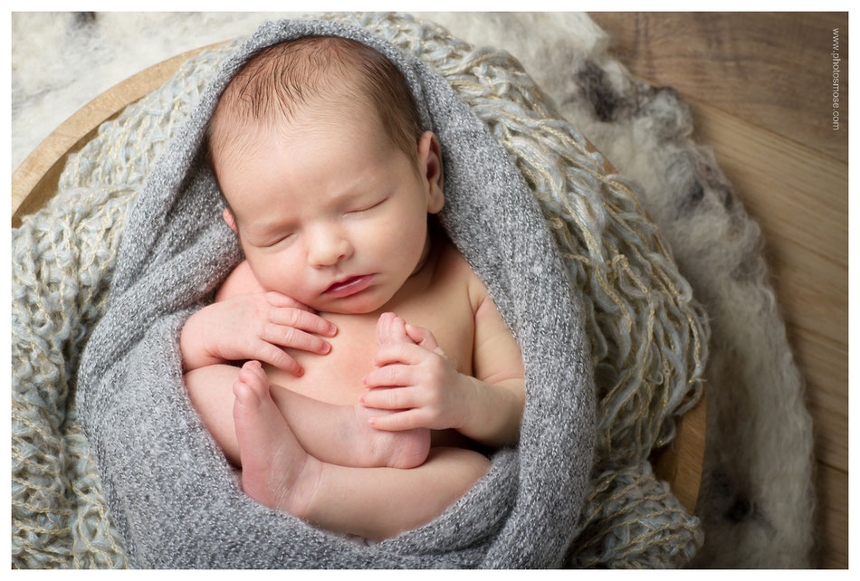 Portrait de bébé dans plat en bois à Moulins chez Phot'Osmose