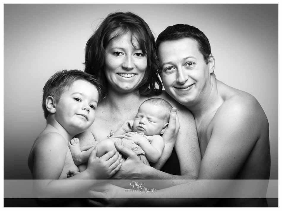 Famille de 4 avec nouveau né - Photo noir et blanc de famille - Phot'Osmose
