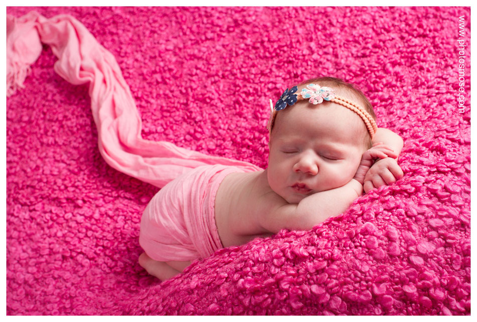 Bébé en rose avec bandeau chez Phot'Osmose Studio Nouveau Nés Moulins