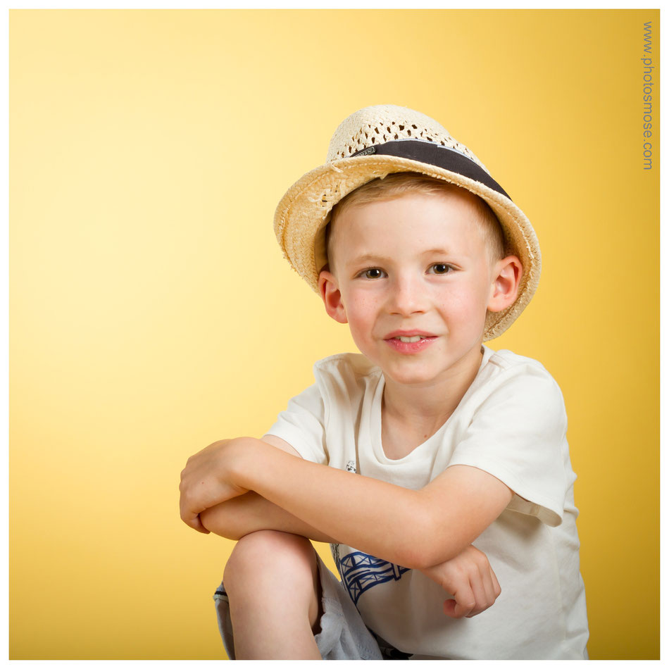 Portrait d'enfant avec chapeau chez Phot'Osmose - Moulins