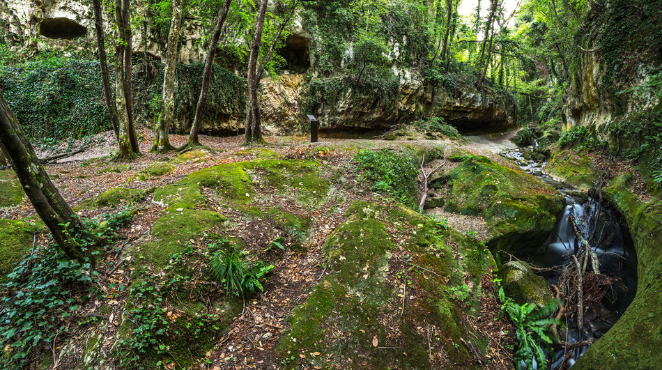 Valle dell'Alento, tombe rupestri