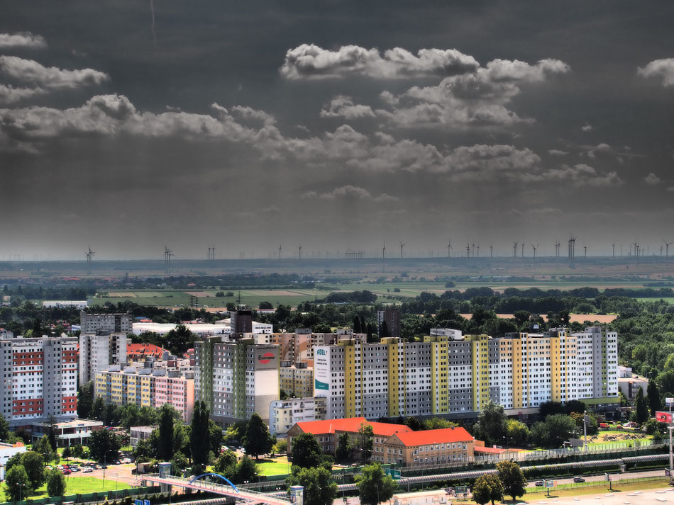 Pozsony panelblokkjai mögött Ausztria szélerőművei