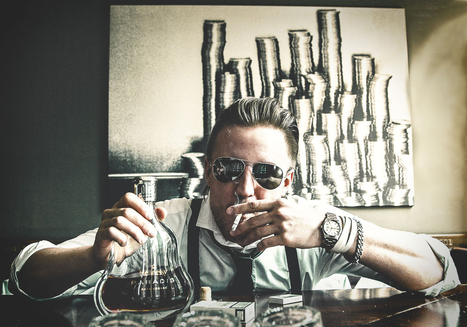 Lifestyle, Money, Dollars, Die Bank Bar & Restaurant Hamburg, Daniel Blieffert Photography, Hennessy Paradies Cognac, Rolex, Luxury, Male Model