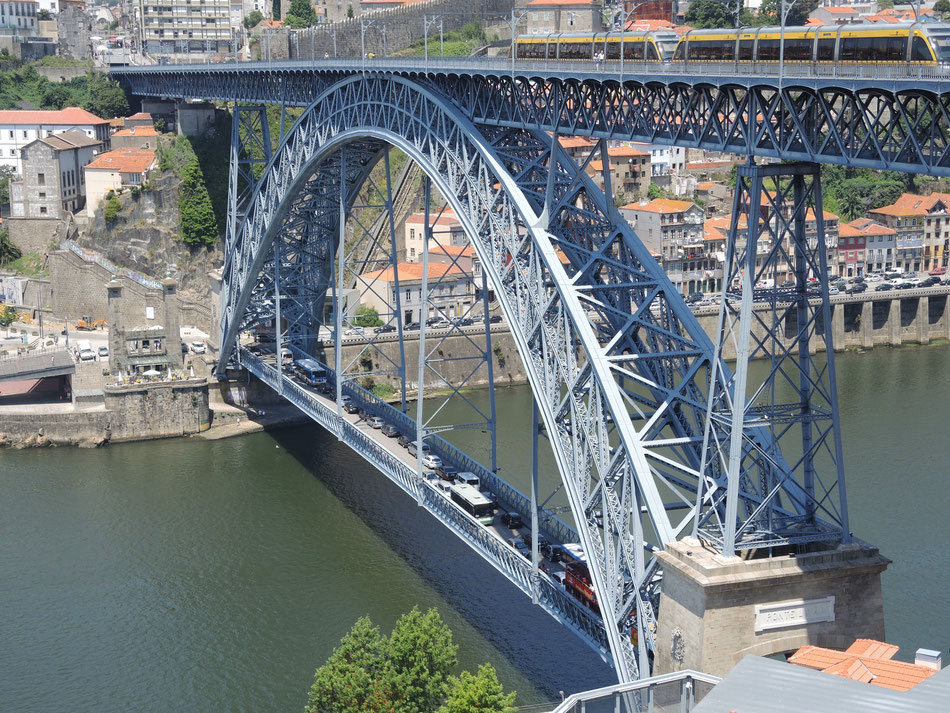 Die Brücke Luis Dom I in Porto aus dem Hause vom Gustave Eiffel