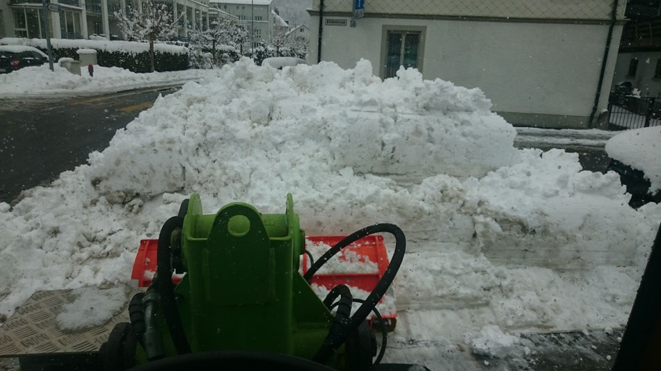 Schneepflug an Radlader wendig