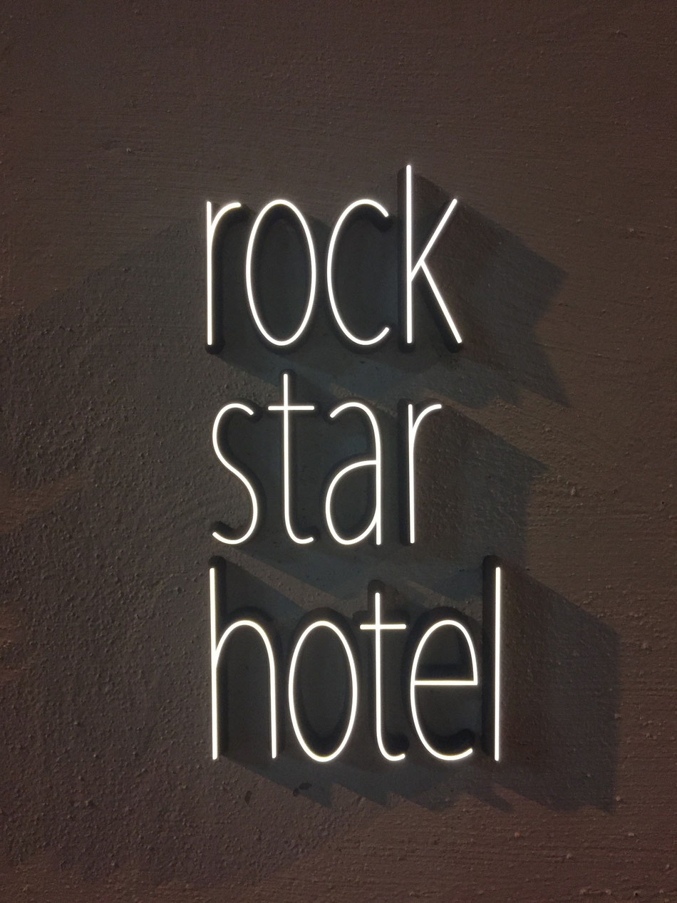 rockstar hotel 看板