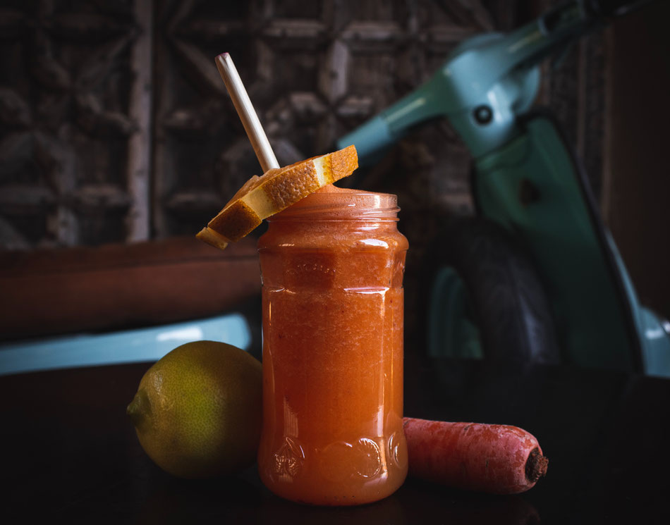 Strohhalm aus Apfeltrester im Smoothie