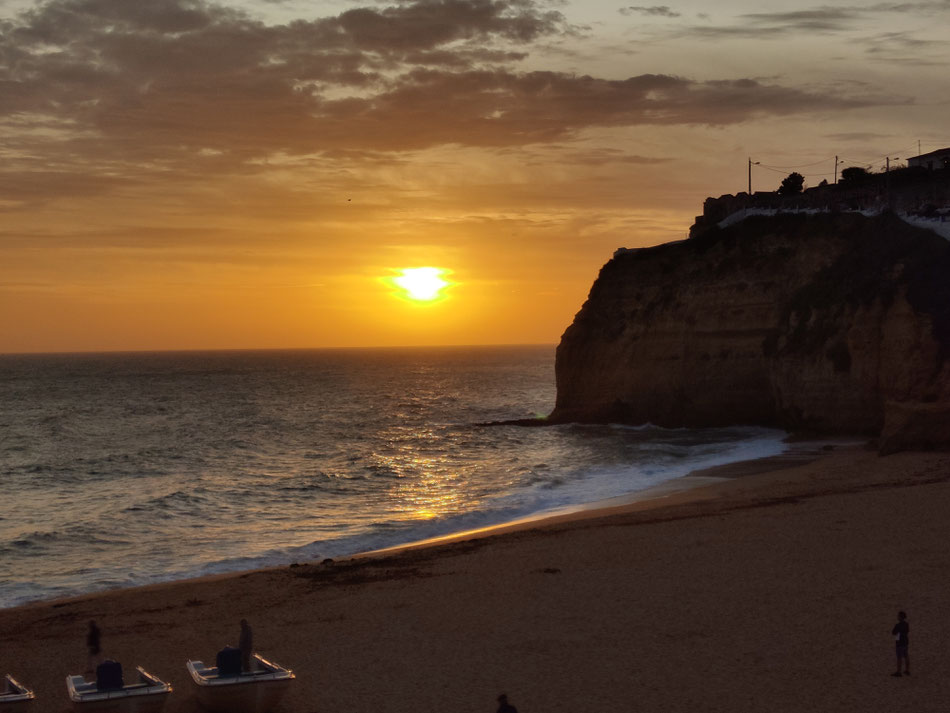 Sonnenuntergang am Restaurant Kulinarium in Carvoeiro-Stadtstrand