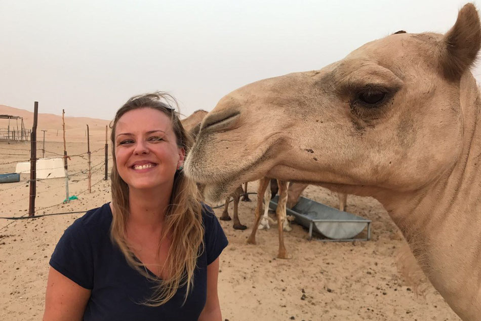 links Nicole lachend und rechts Dromedarkopf im Profil, sieht aus wie ein Kuss des Dromedars