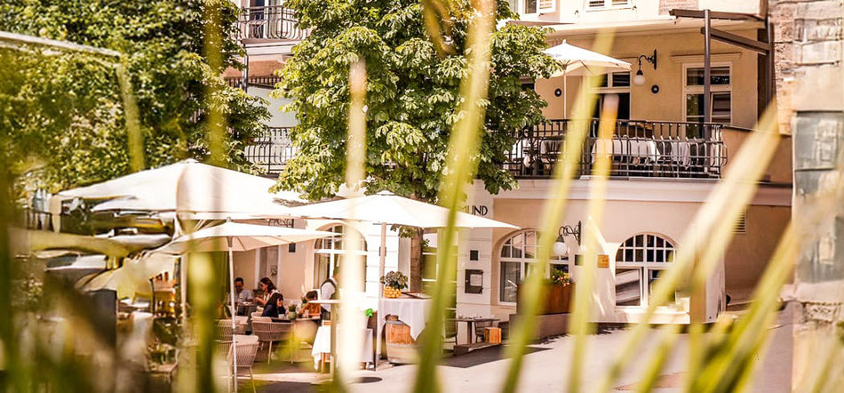 Vista sulla terrazza soleggiata dal ristorante Sigmund a Merano in Alto Adige