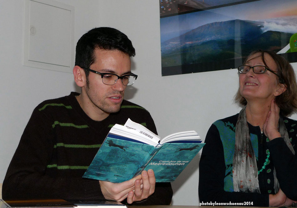 Elías Rodríguez Sarmiento (Canarias en Berlín) las zur allgemeinen Heiterheit der Zuhörer die Geschichte von Mauro, dem Fischer und Doña Petra, der Frau mit den verlockenden Brüsten, aus Víctor Álamao de la Rosa´s Geschichte "Sólo el mar...", vor. 