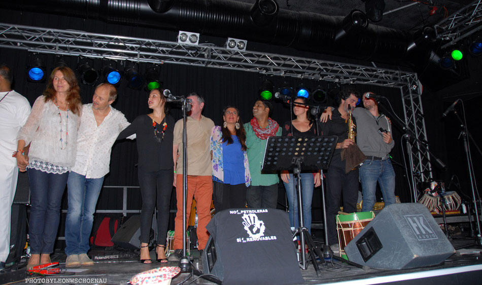 Bimbache-OpenArt-Musiker und Crew auf der Bühne beim Schlussapplaus. Nicht alle passten auf´s Bild ;-) ...