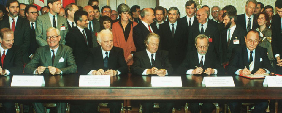 Der am 12.09.1990 in Moskau abgeschlossene Zwei-plus-Vier-Vertrag zwischen den beiden deutschen Staaten und den vier Siegermächten des Zweiten Weltkrieges (USA, UdSSR, F, GB) stellte die endgültige innere und äußere Souveränität des vereinten Deutschlands
