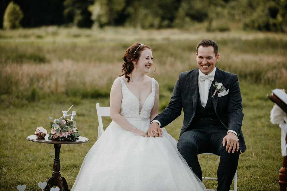 Ein Brautpaar lacht sich bei einer Rede von Constanze kaputt