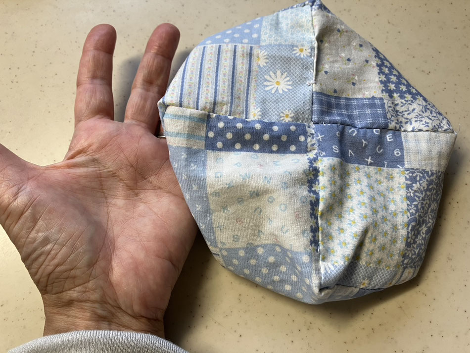 チカラを抜くことを体感するために使うお手玉です。