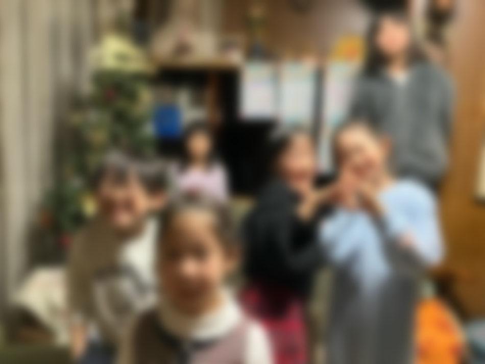 教室でクリスマス会♪みんな笑顔です。