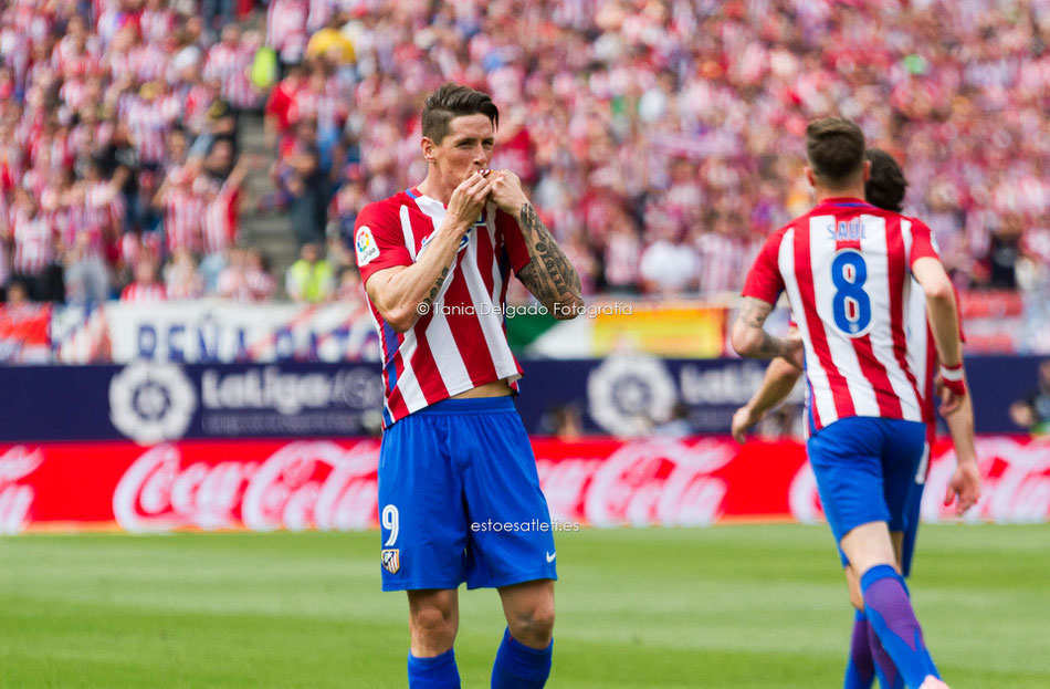 fernando torres, beso escudo, atletico de madrid, fotografia deportiva, atlético de madrid, vicente calderon