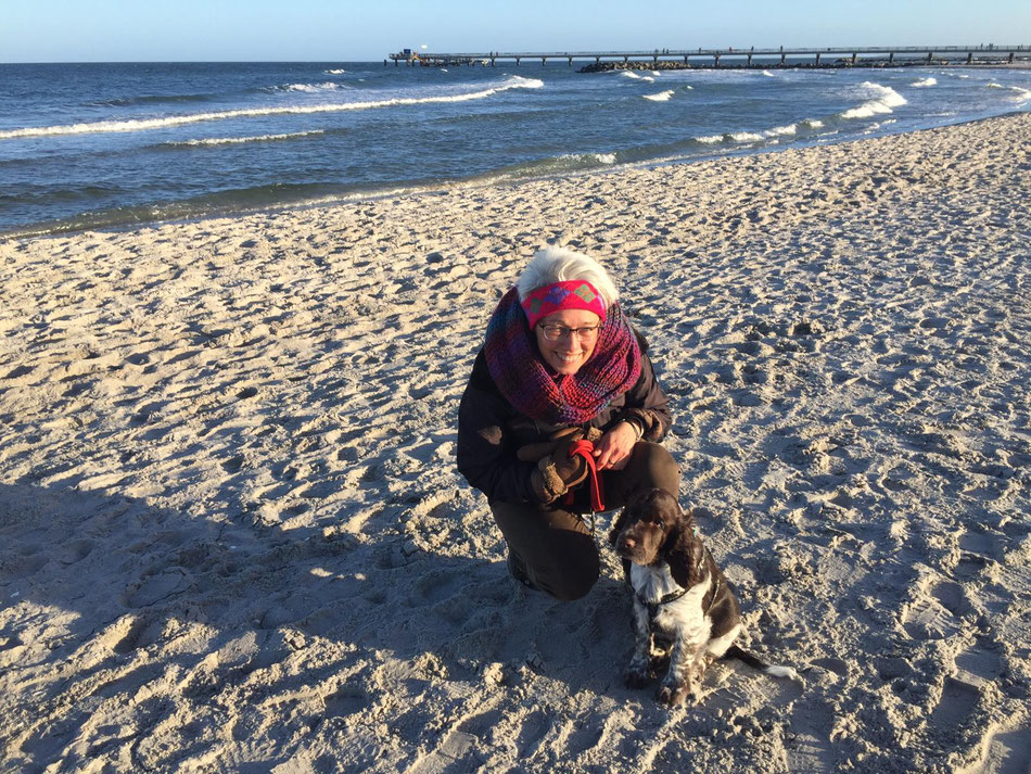 Irmi mit dem kleinen Stevie am Strand, Foto: Stender