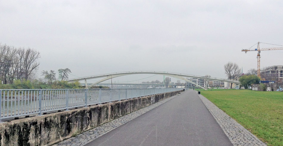 Katzenbuckelbrücke am Mülheimer Hafen mit 2014 eingeweihtem Rheinboulevard Mülheim Süd.