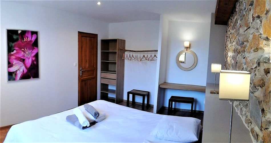 La chambre taupe avec son porte-cintre en bois flotté et sa coiffeuse-bureau : lit king size 180x200 ou 2 lits individuels 90x200