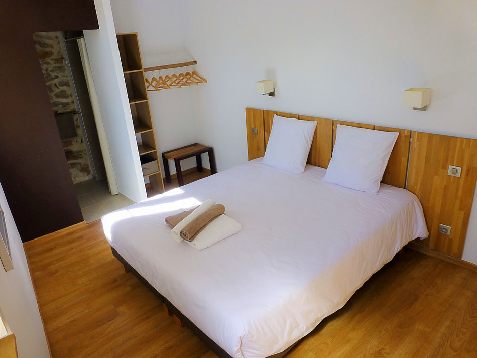 La chambre parentale, avec salle d'eau privative (douche à l'italienne) et lit king size en 180x200