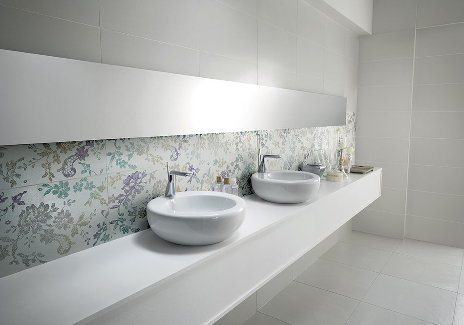 Décoration carrelage salle de bain floral