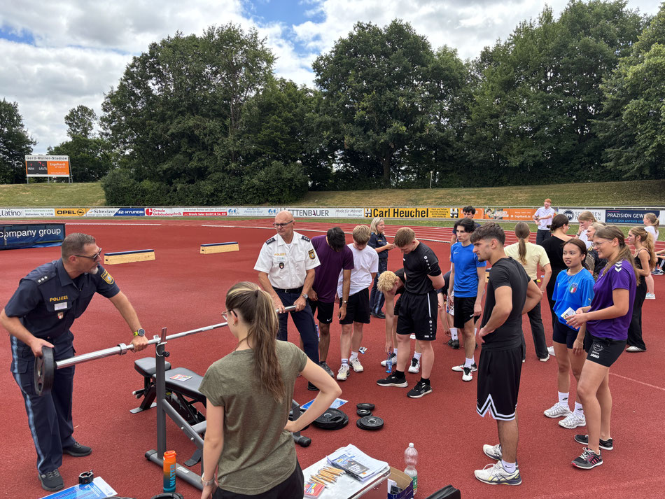 Bei der Kampagne "Sport-Challenge an Schulen" können die Schülerinnen und Schüler probeweise einen Einstellungstest der Polizei durchführen.