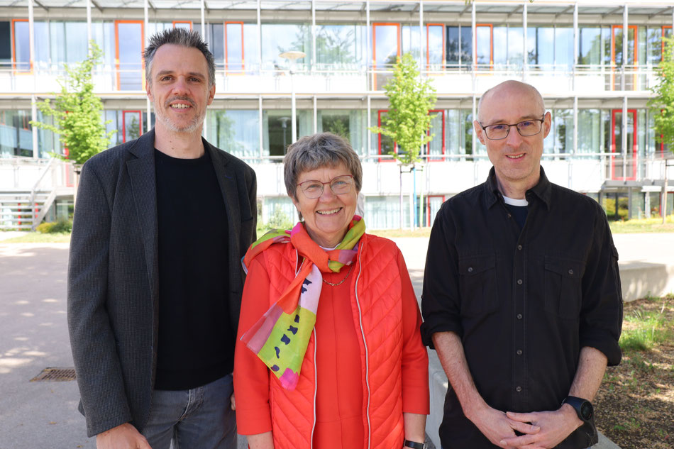Dr. Renate Rachidi, Schulleiterin (Bildmitte), Markus Holzner, Mitarbeiter in der Schulleitung, Marcus Aunkofer, Stellvertretender Schulleiter