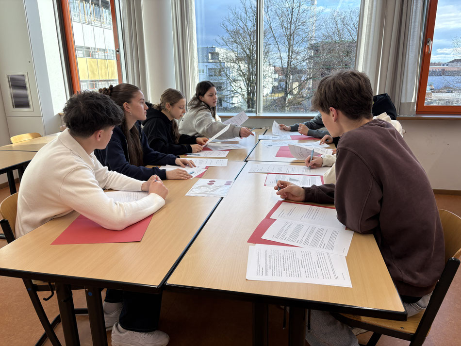In den jeweiligen Fraktionen diskutierten die Schülerinnen und Schüler intensiv über den Gesetzentwurf und ihre eigenen Positionen.