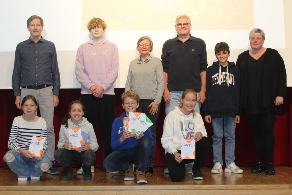 Die Jury (v.l.n.r.): Thomas Abele, Georg Held, Claudia Dahl, Ralf Lehmann (Buchhändler), Ludwig Metzger und Nadja Lehner (Elternbeirat), knieend die Finalteilnehmer (v.l.n.r.): Emily Herbold, Emma Wiedemann, Ralf Baur und Alina Steinmeyer