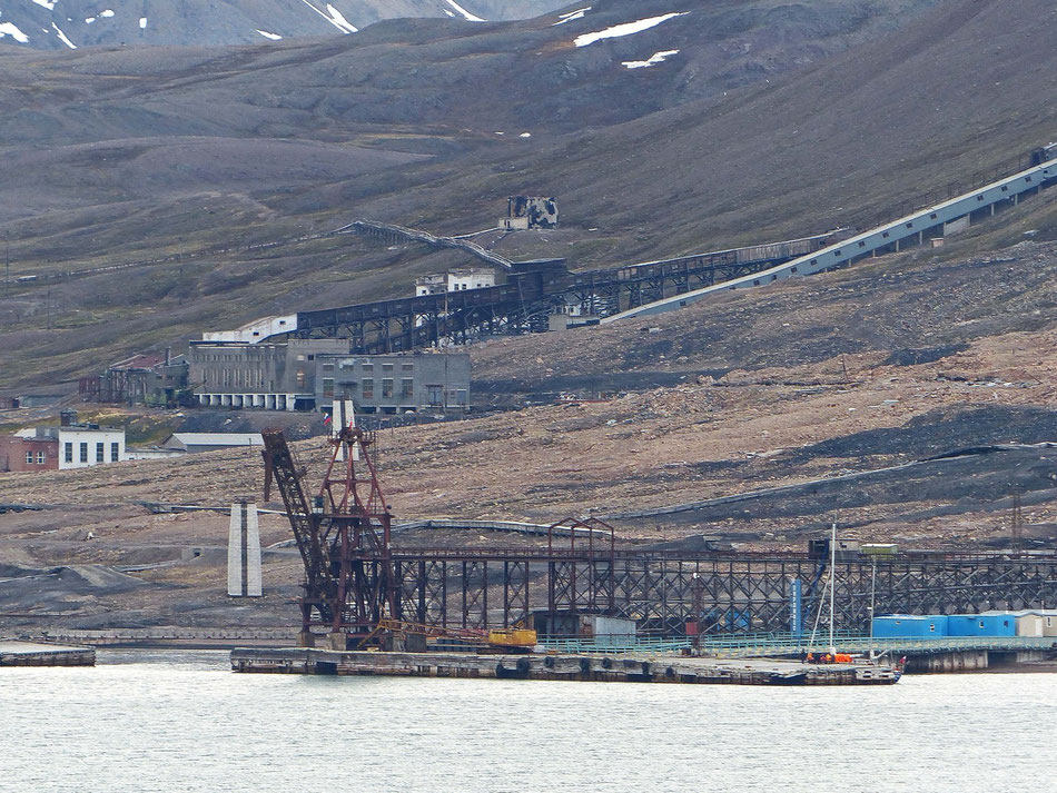 Unten rechts in blau das Containerhotel - zentrale Lage direkt am Hafen mit Meeresblick :)   Im Hintergrund die verlassenen Bergwerksanlagen