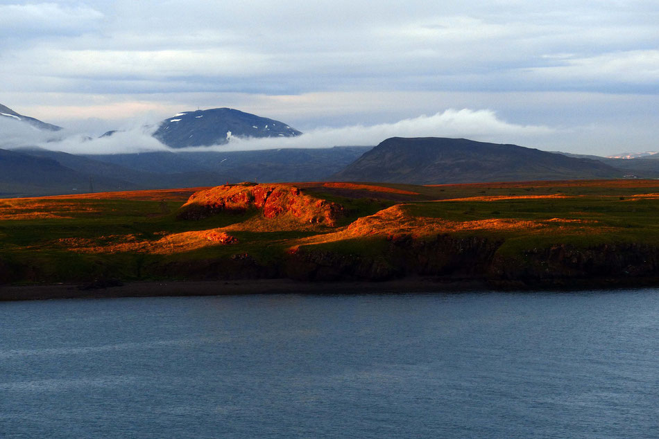 Die Insel Viðey hat sich am späten Abend mit ihrem Abendkleid schick gemacht.