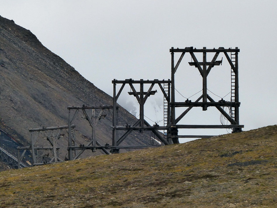 Verlassene Grubenseilbahn   (Grubenseilbahnen durchziehen das Gebiet hier - die Steinkohle wurde damit zur Sammelstation nach Longyearbyen gebracht)