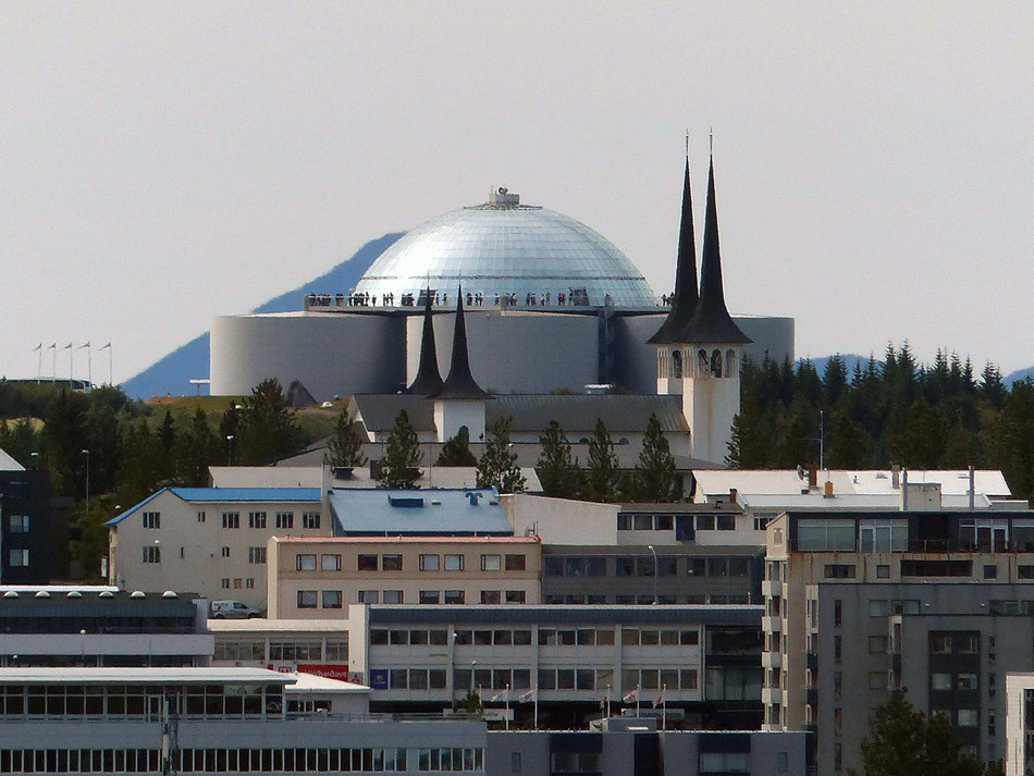Perlan über den Dächern von Reykjavik