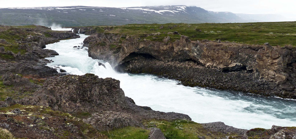 Nachdem der Skjálfandafljót den wunderschönen Wasserfall überwunden hat, fließt er reißend weiter 