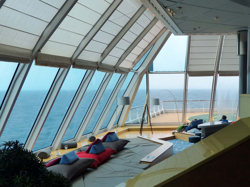Die Himmel & Meer Lounge - der Name ist Programm: gemütlich in den Kissen kuschelnd geht der Blick zum Horizont, wo Himmel und Meer ineinander verschmelzen 