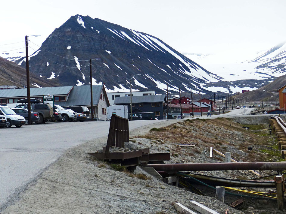  Hauptstraße von Longyearbyen - Blick ins Longyeardalen und zum Longyearbreen (der Gletscher)  und links zum Sarkofagen