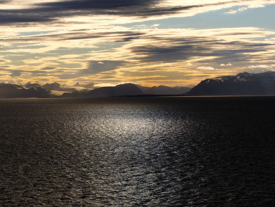 Der Blick geht hier in den  Nordre-Isfjorden-Nationalpark mit den Ausmaßen: 2.050 km² Festland und 904 km² Meeresfläche!